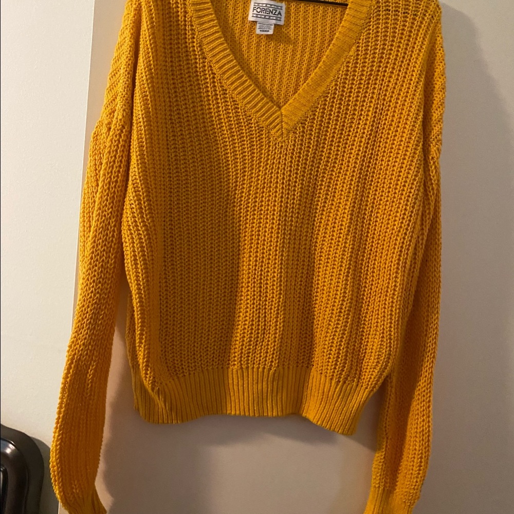 FLOVE PINK FORENZA  VS YELLOW PREPPY SWEATER